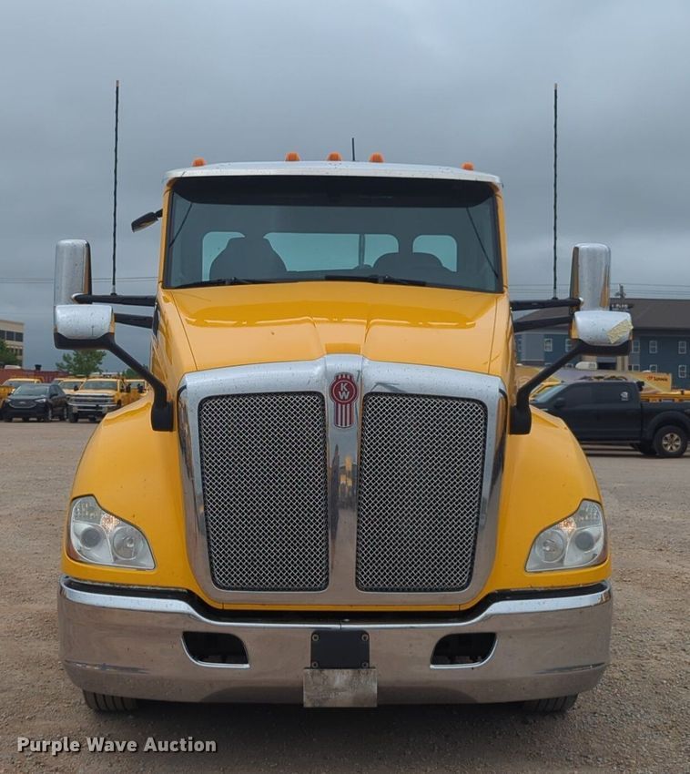 image for item NG9842 2020 Kenworth T680 semi truck