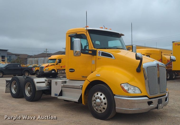 image for item NG9842 2020 Kenworth T680 semi truck