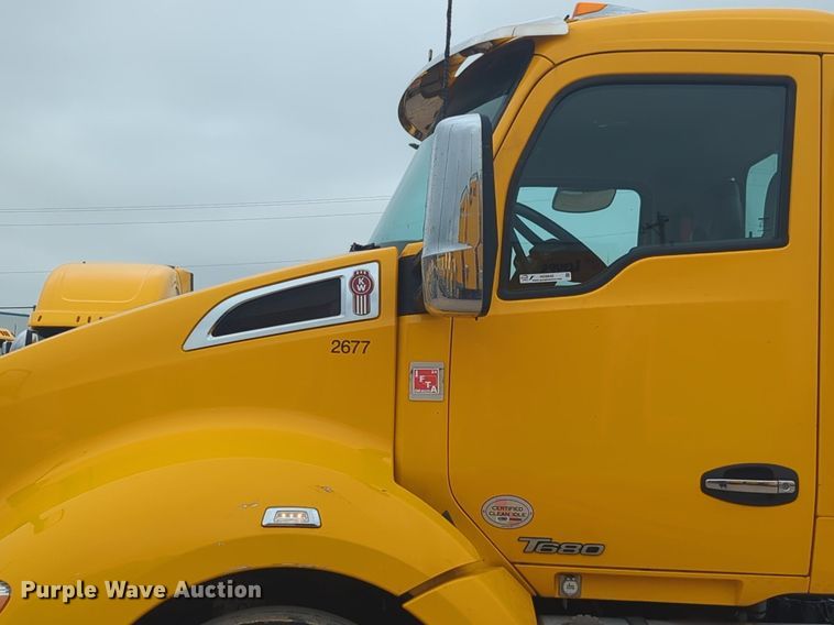 image for item NG9842 2020 Kenworth T680 semi truck
