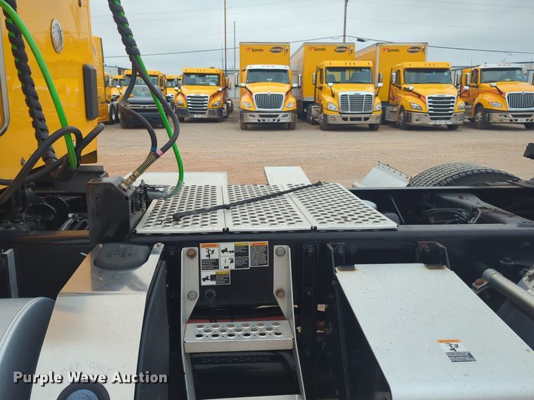 image for item NG9842 2020 Kenworth T680 semi truck