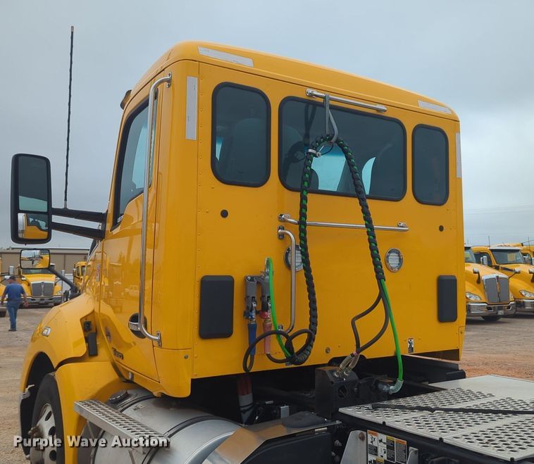 image for item NG9842 2020 Kenworth T680 semi truck