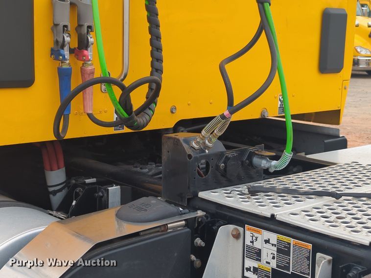 image for item NG9842 2020 Kenworth T680 semi truck