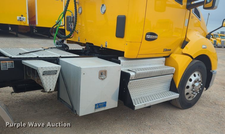 image for item NG9842 2020 Kenworth T680 semi truck