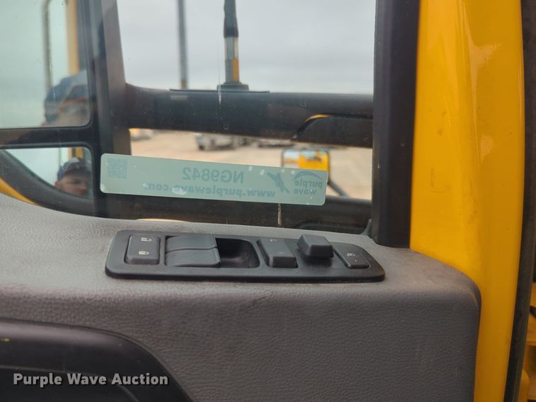 image for item NG9842 2020 Kenworth T680 semi truck