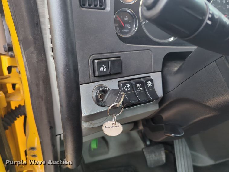 image for item NG9842 2020 Kenworth T680 semi truck