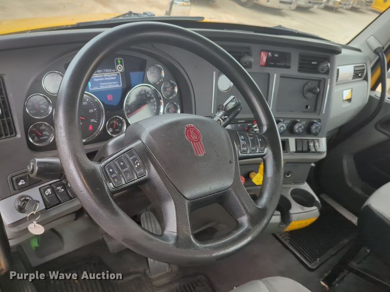 image for item NG9842 2020 Kenworth T680 semi truck