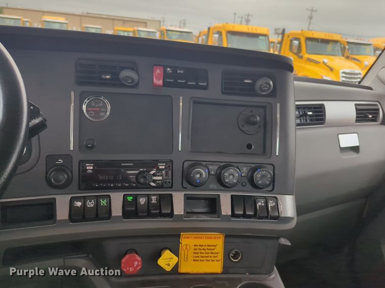 image for item NG9842 2020 Kenworth T680 semi truck