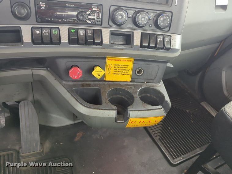 image for item NG9842 2020 Kenworth T680 semi truck