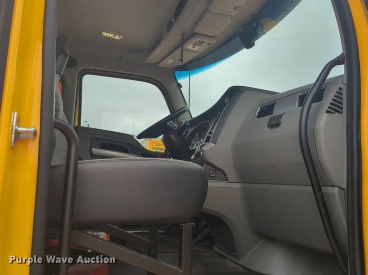 image for item NG9842 2020 Kenworth T680 semi truck