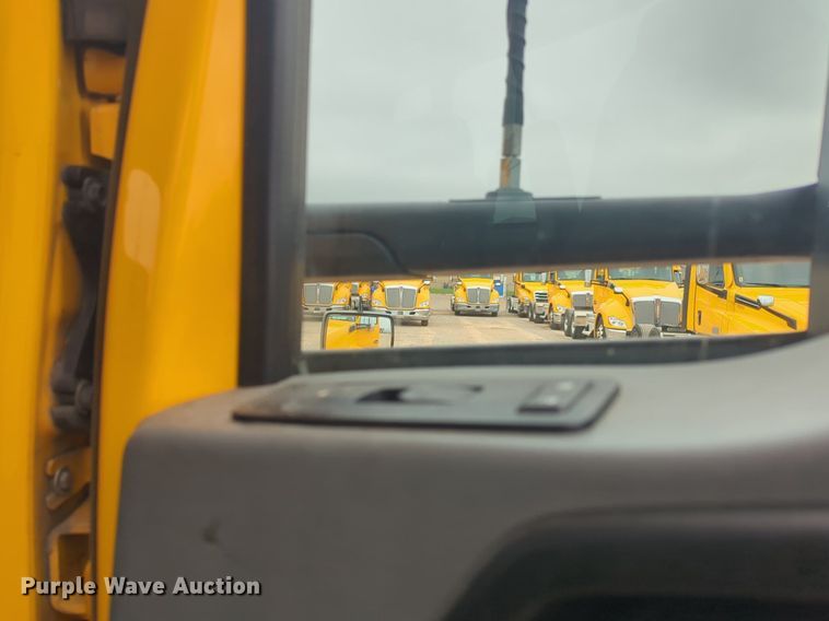 image for item NG9842 2020 Kenworth T680 semi truck