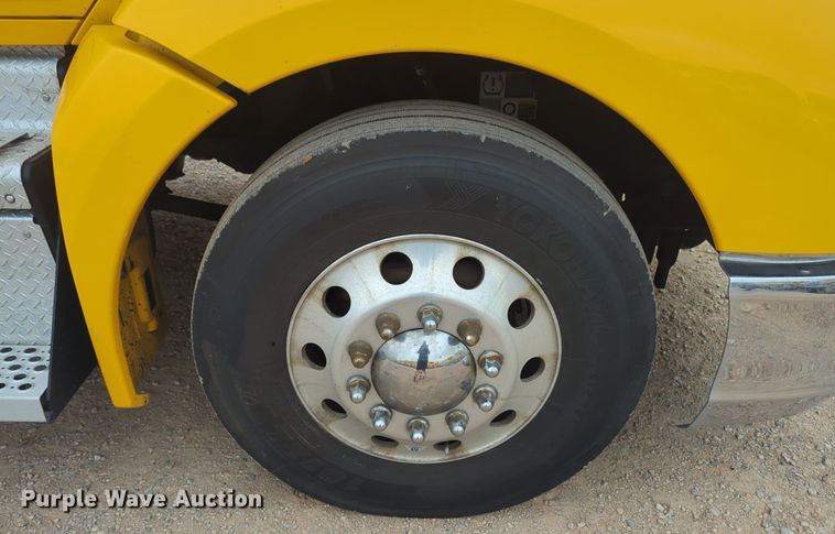 image for item NG9842 2020 Kenworth T680 semi truck