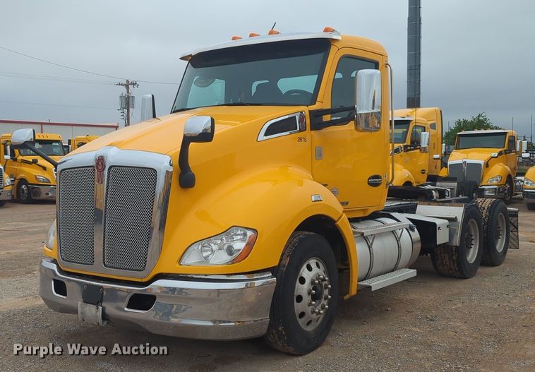 image for item NG9843 2020 Kenworth T680 semi truck