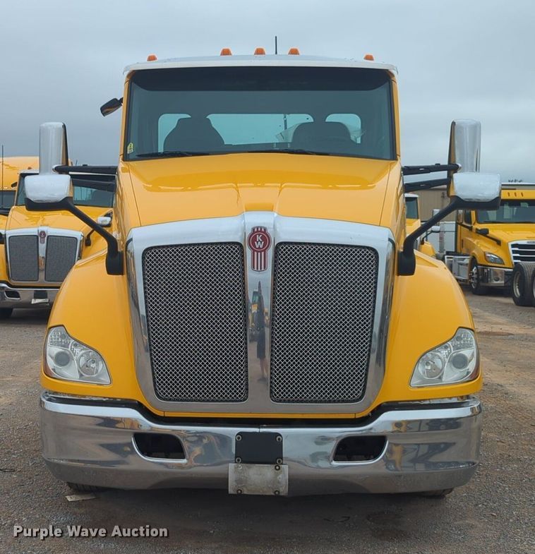 image for item NG9843 2020 Kenworth T680 semi truck