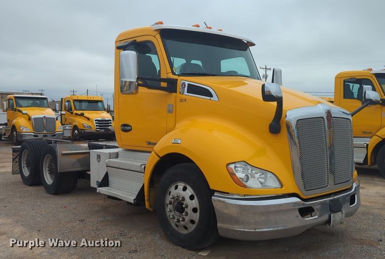 image for item NG9843 2020 Kenworth T680 semi truck