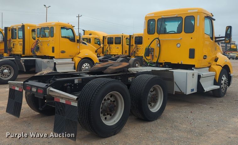 image for item NG9843 2020 Kenworth T680 semi truck