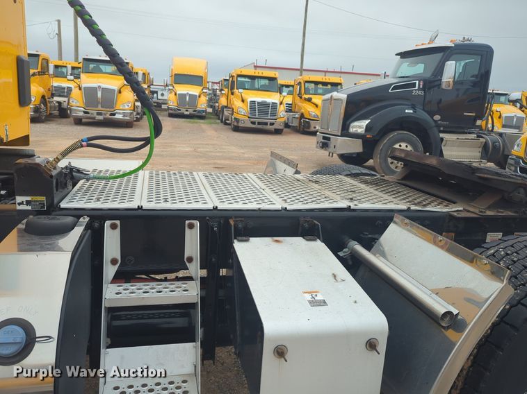 image for item NG9843 2020 Kenworth T680 semi truck