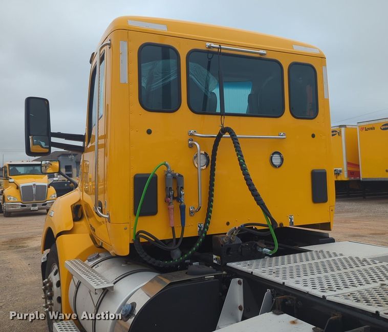 image for item NG9843 2020 Kenworth T680 semi truck