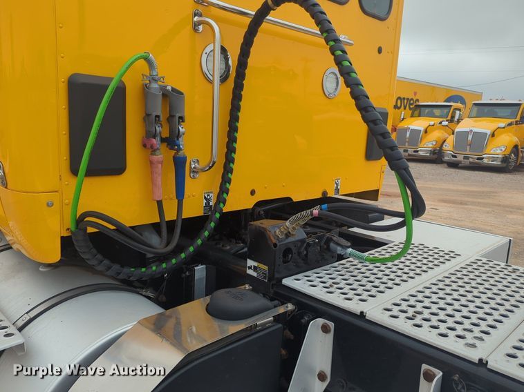 image for item NG9843 2020 Kenworth T680 semi truck