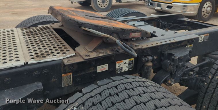 image for item NG9843 2020 Kenworth T680 semi truck