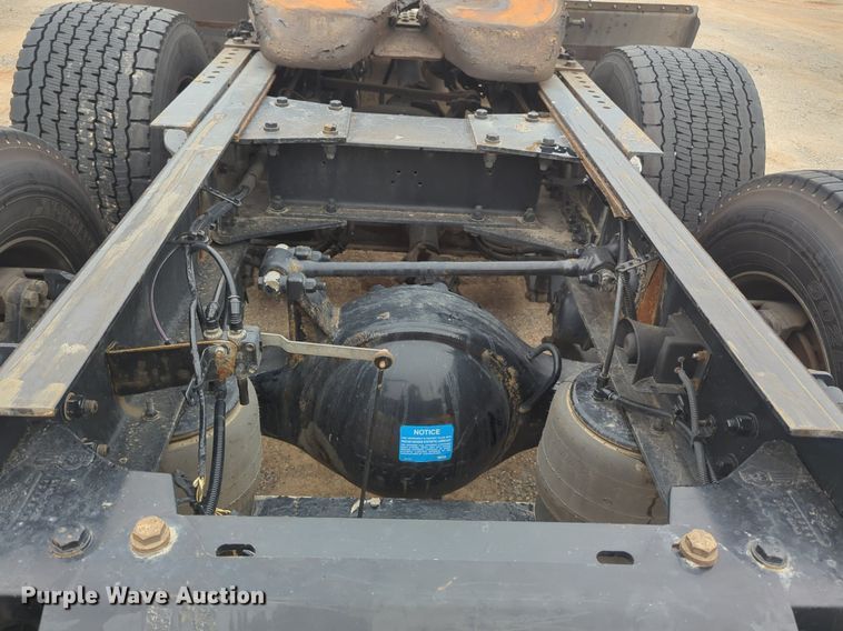 image for item NG9843 2020 Kenworth T680 semi truck