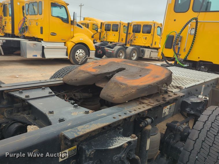 image for item NG9843 2020 Kenworth T680 semi truck