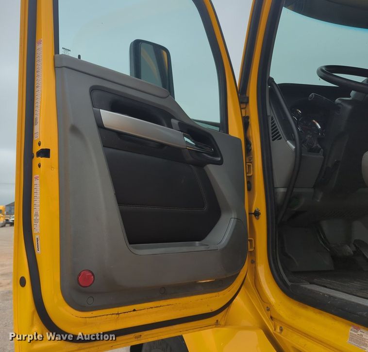 image for item NG9843 2020 Kenworth T680 semi truck