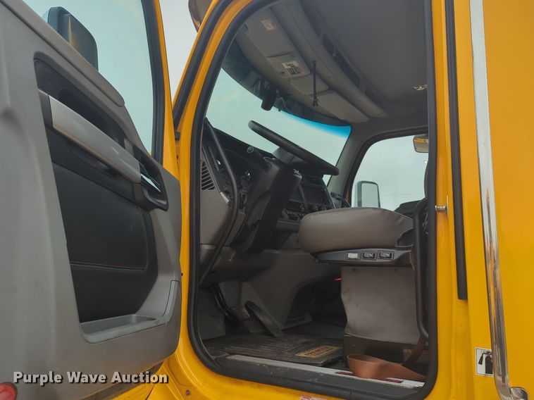 image for item NG9843 2020 Kenworth T680 semi truck