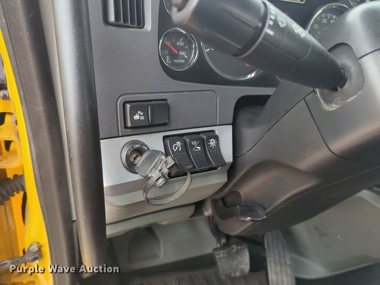 image for item NG9843 2020 Kenworth T680 semi truck