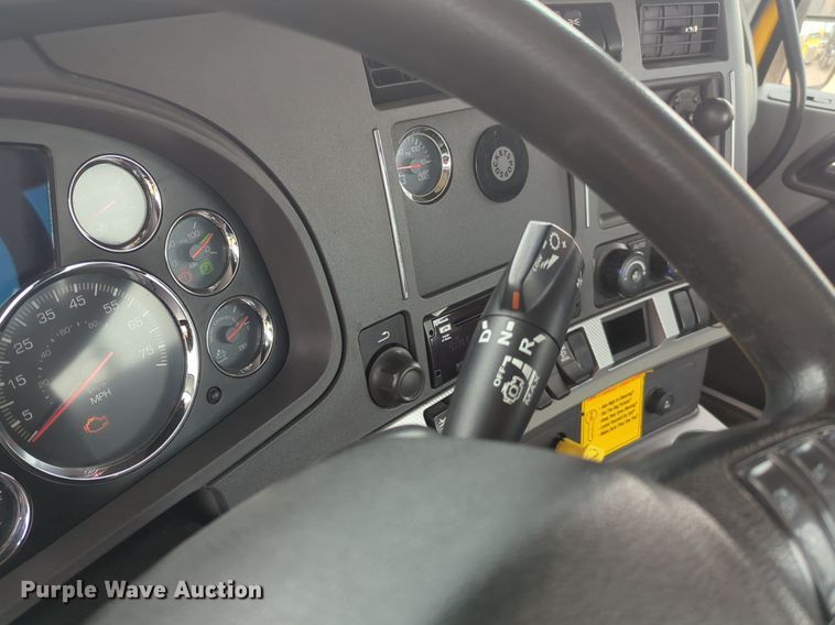 image for item NG9843 2020 Kenworth T680 semi truck