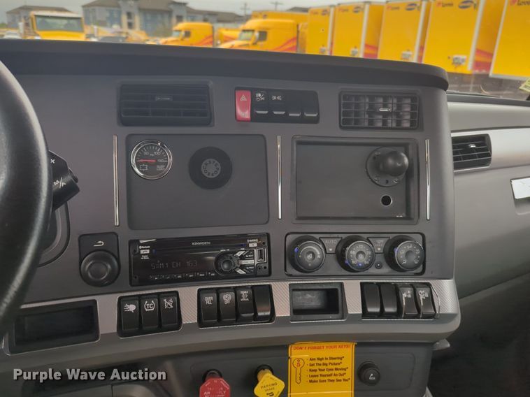 image for item NG9843 2020 Kenworth T680 semi truck