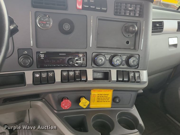 image for item NG9843 2020 Kenworth T680 semi truck