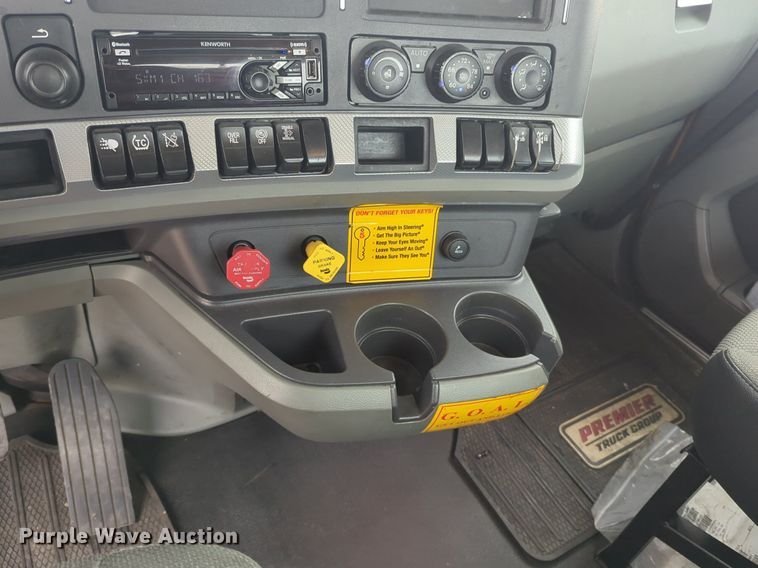 image for item NG9843 2020 Kenworth T680 semi truck