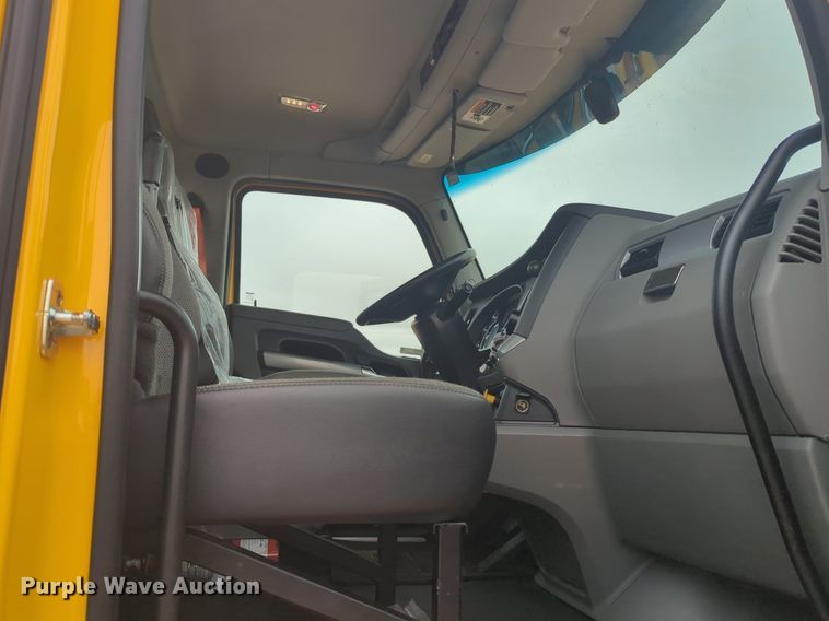 image for item NG9843 2020 Kenworth T680 semi truck