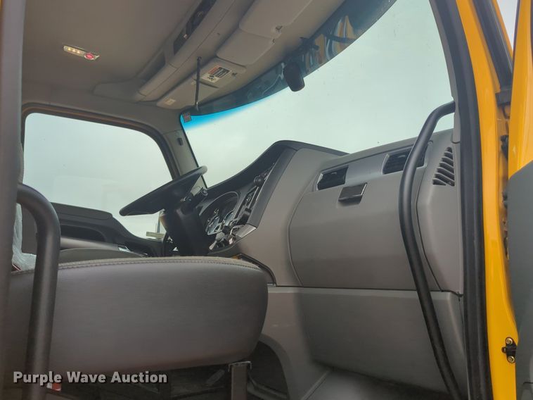 image for item NG9843 2020 Kenworth T680 semi truck