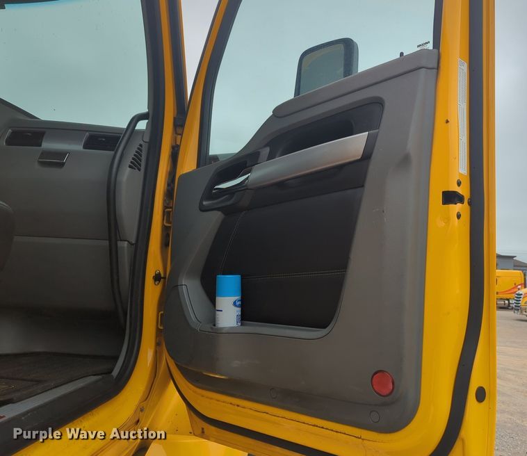 image for item NG9843 2020 Kenworth T680 semi truck