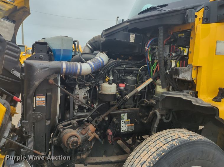 image for item NG9843 2020 Kenworth T680 semi truck