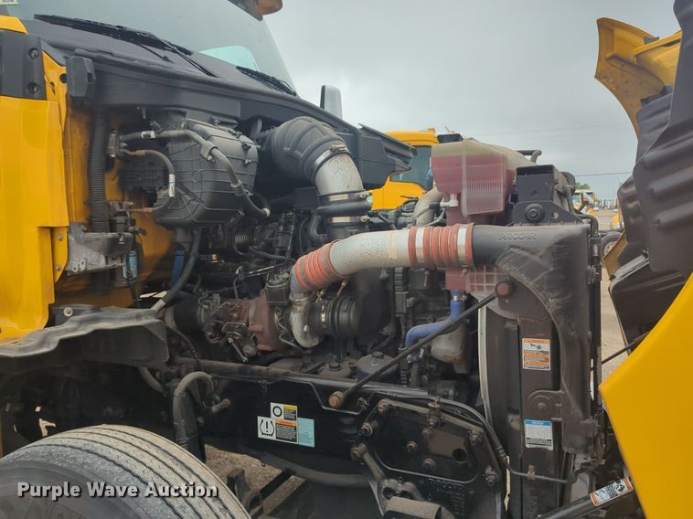 image for item NG9843 2020 Kenworth T680 semi truck