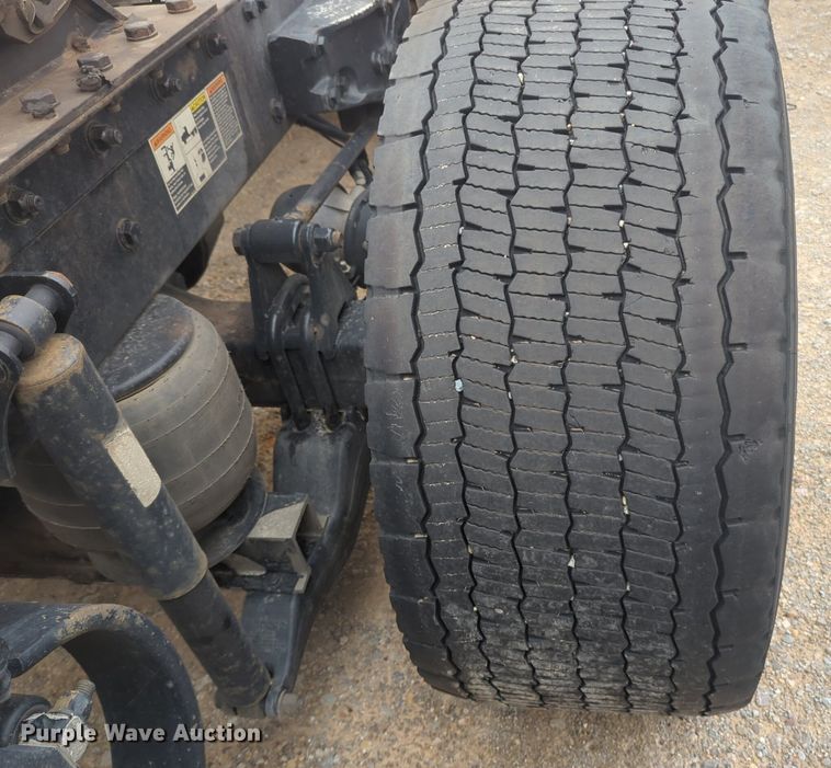 image for item NG9843 2020 Kenworth T680 semi truck