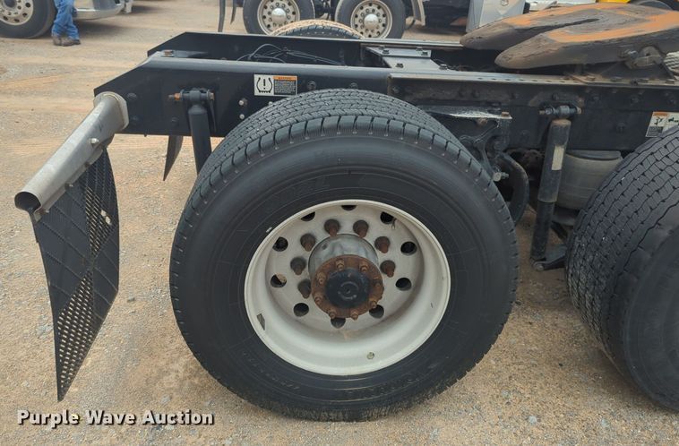 image for item NG9843 2020 Kenworth T680 semi truck