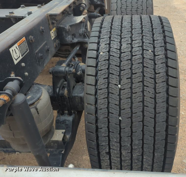 image for item NG9843 2020 Kenworth T680 semi truck