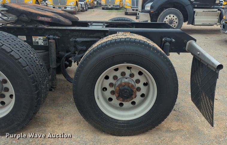 image for item NG9843 2020 Kenworth T680 semi truck