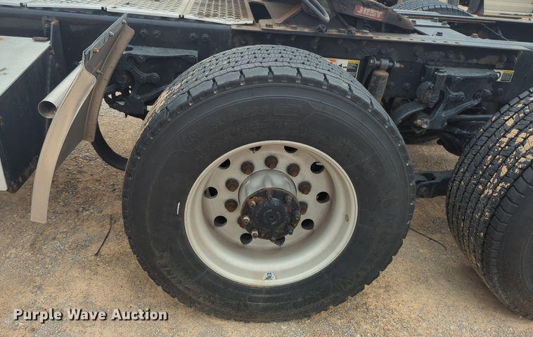 image for item NG9843 2020 Kenworth T680 semi truck