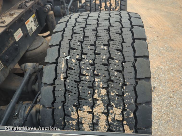 image for item NG9843 2020 Kenworth T680 semi truck