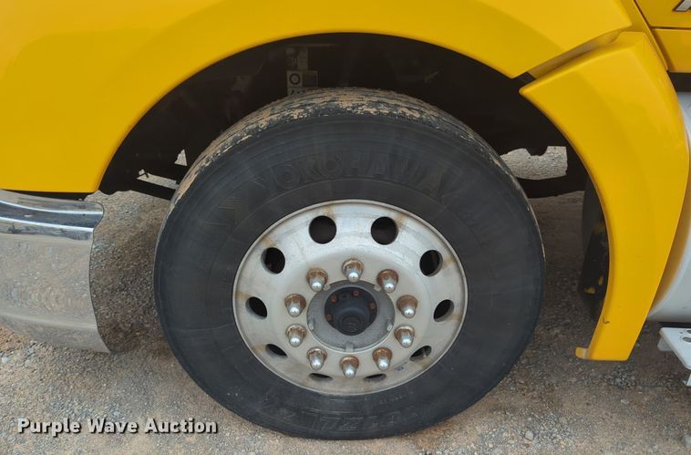 image for item NG9843 2020 Kenworth T680 semi truck