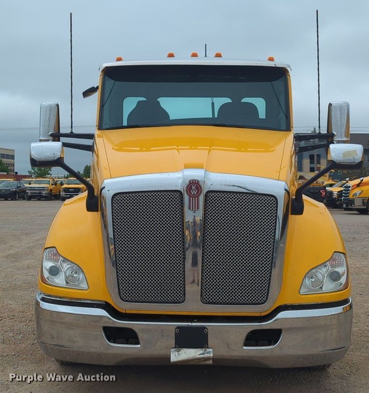 image for item NG9844 2020 Kenworth T680 semi truck