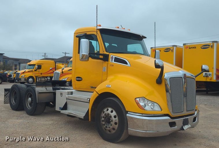 image for item NG9844 2020 Kenworth T680 semi truck