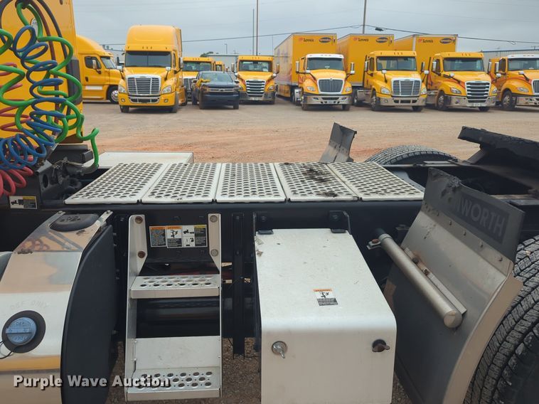 image for item NG9844 2020 Kenworth T680 semi truck