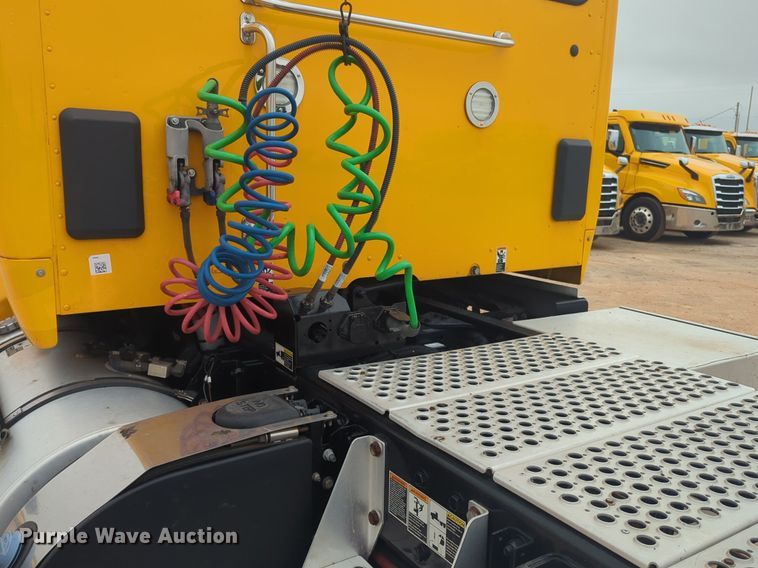 image for item NG9844 2020 Kenworth T680 semi truck