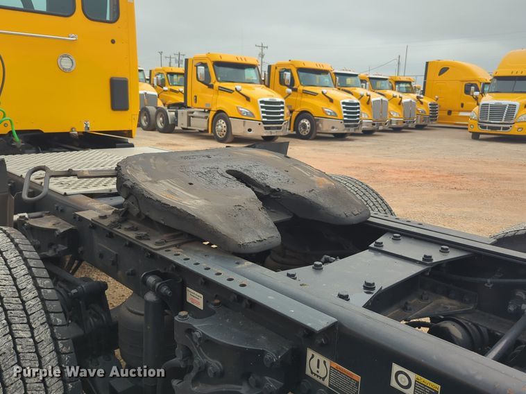 image for item NG9844 2020 Kenworth T680 semi truck