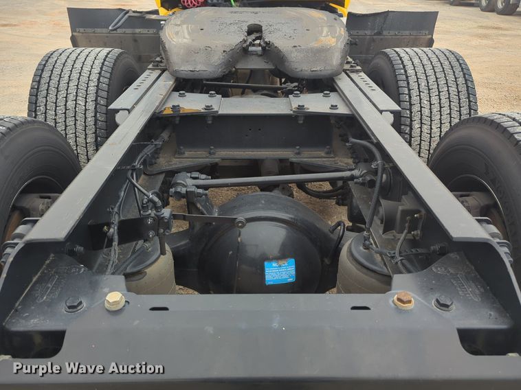 image for item NG9844 2020 Kenworth T680 semi truck